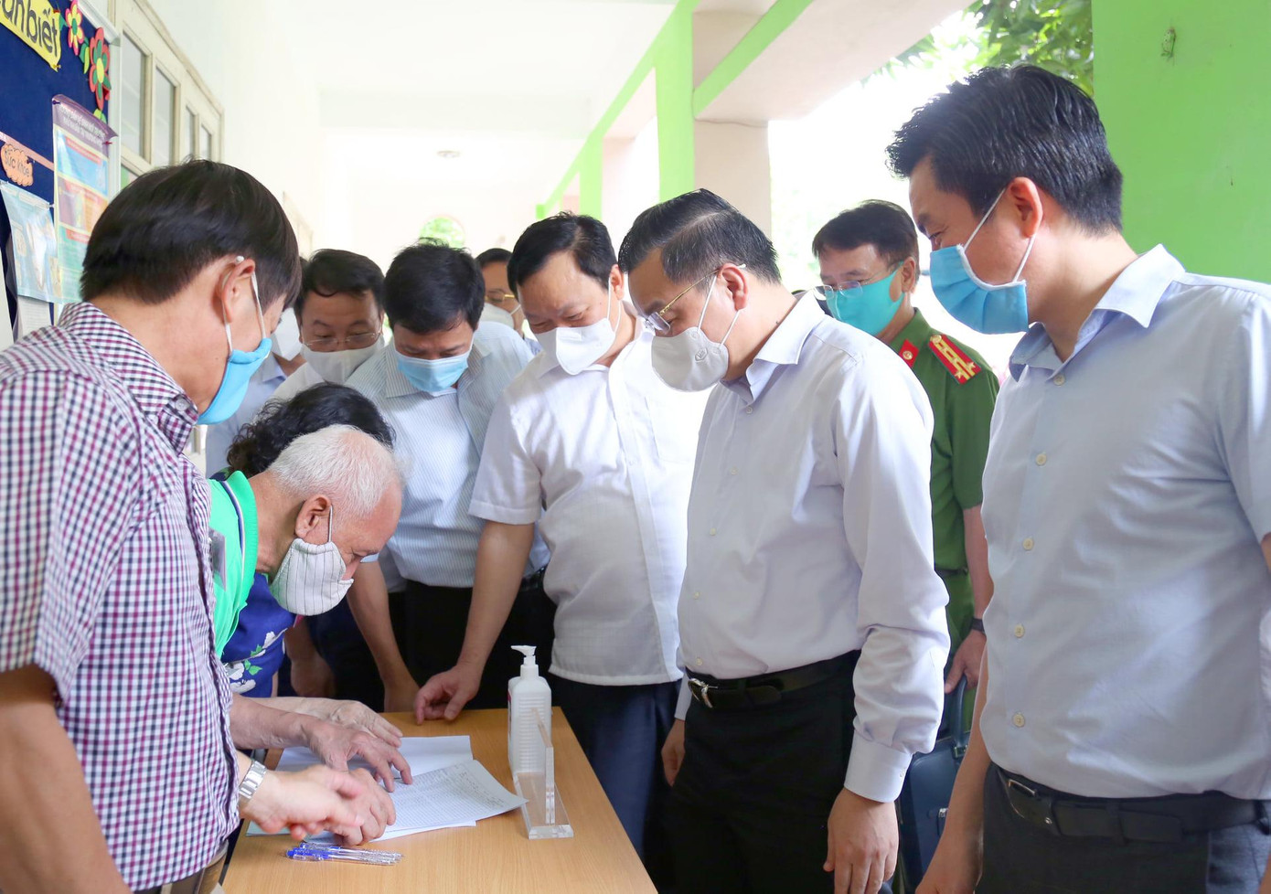 Chủ tịch UBND thành phố Hà Nội Chu Ngọc Anh kiểm tra công tác chuẩn bị bầu cử tại quận Đống Đa. Ảnh: Xuân Hải Lê