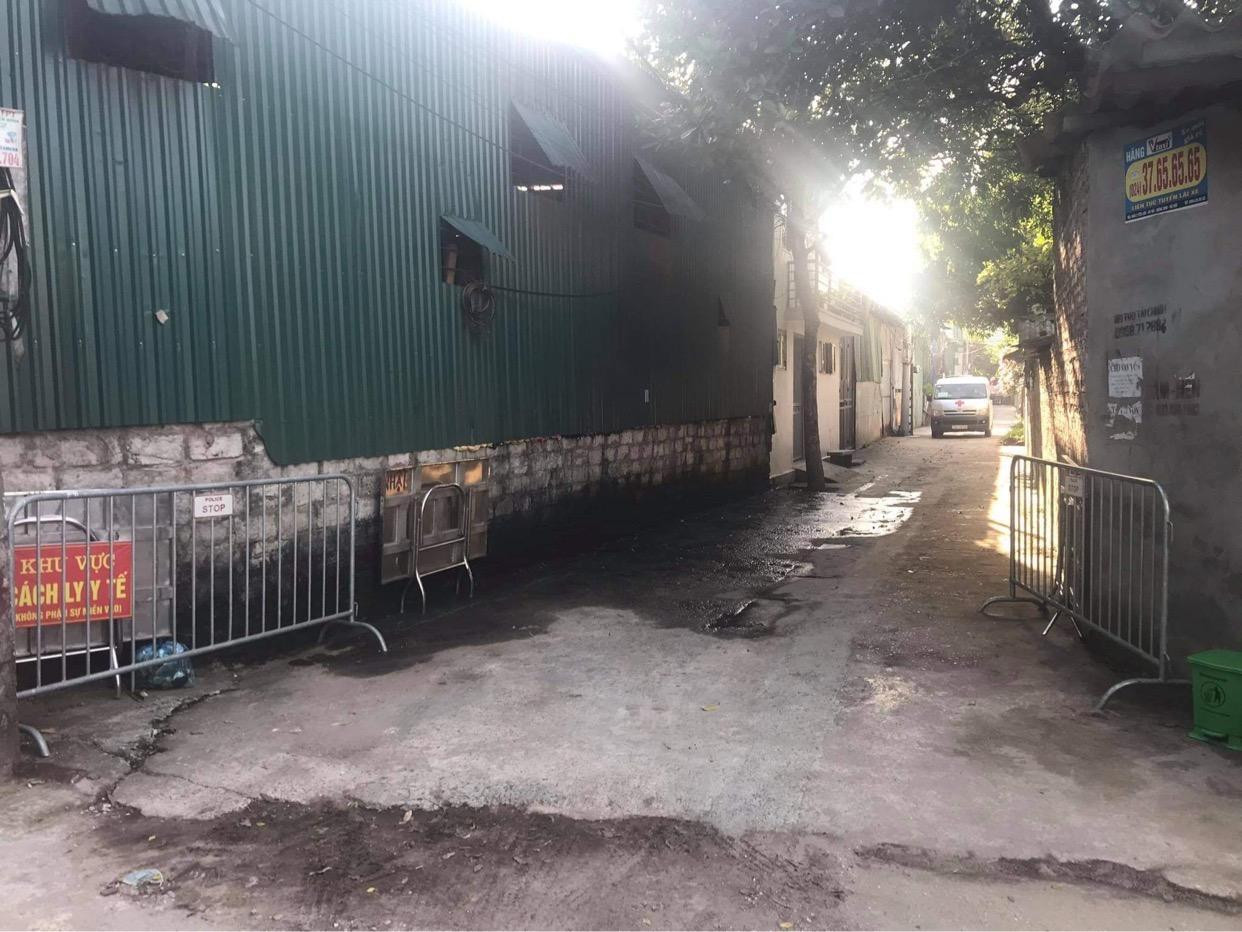 Con ngõ được chuẩn bị đầy đủ các vật dụng sẵn sàng thực hiện khoanh vùng, cách ly y tế Con ngõ được chuẩn bị đầy đủ các vật dụng sẵn sàng thực hiện khoanh vùng, cách ly y tế