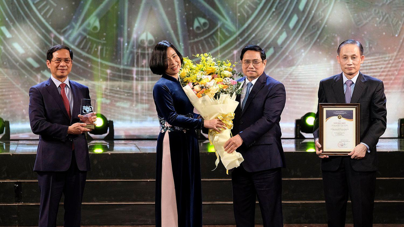 Thủ tướng Chính phủ Phạm Minh Chính trao giải Đặc biệt về Sáng kiến, ý tưởng, sản phẩm có giá trị thông tin đối ngoại cho nhóm tác giả Ban Đối ngoại T.Ư, Bộ Ngoại giao, Thông tấn xã Việt Nam và các lực lượng làm công tác thông tin đối ngoại cả nước với công tác "Giới thiệu, tuyên truyền bài viết của Tổng Bí thư Nguyễn Phú Trọng về “Một số vấn đề lý luận và thực tiễn về Chủ nghĩa xã hội và con đường đi lên Chủ nghĩa xã hội ở Việt Nam” đến các chính đảng và bạn bè quốc tế”. Ảnh: Hoàng Mạnh Thắng