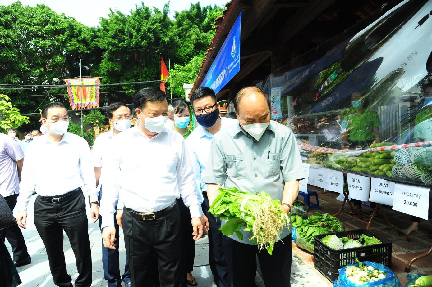 Chủ tịch nước Nguyễn Xuân Phúc kiểm tra điểm cung ứng nhu yếu phẩm phục vụ nhân dân tại chỗ của phường Bạch Đằng, quận Hai Bà Trưng. Ảnh: Nguyễn Thành