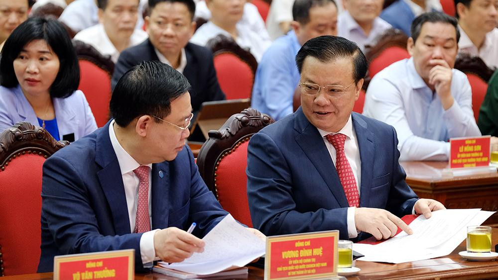 Chủ tịch Quốc hội Vương Đình Huệ và tân Bí thư Thành uỷ Hà Nội Đinh Tiến Dũng. Ảnh: Mạnh Thắng