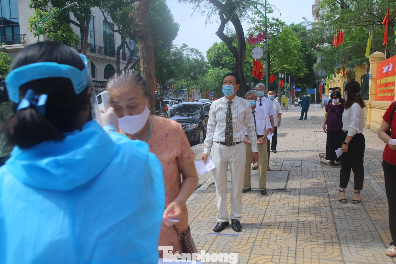 Các cử tri giãn cách đúng khoảng cách theo quy định để phòng chống dịch COVID-19 Các cử tri giãn cách đúng khoảng cách theo quy định để phòng chống dịch COVID-19