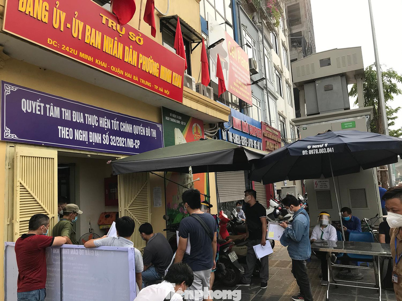 Nhiều người dân đến UBND phường Minh Khai (quận Hai Bà Trưng) để xin xác nhận giấy đi đường. Ảnh: Trường Phong Nhiều người dân đến UBND phường Minh Khai (quận Hai Bà Trưng) để xin xác nhận giấy đi đường. Ảnh: Trường Phong