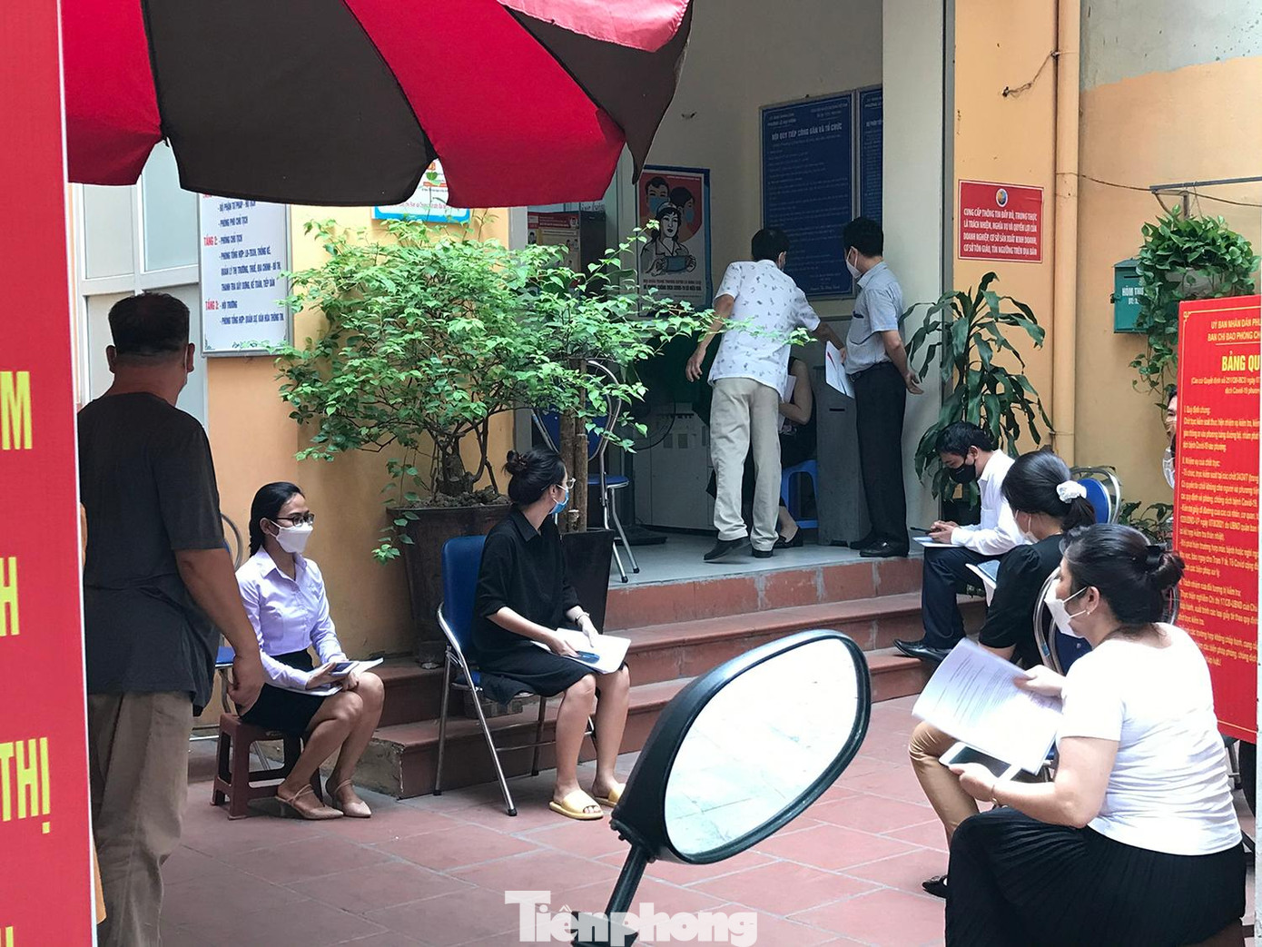 Người dân chờ đến lượt làm thủ tục xác nhận Giấy đi đường tại phường Lê Đại Hành, quận Hai Bà Trưng Người dân chờ đến lượt làm thủ tục xác nhận Giấy đi đường tại phường Lê Đại Hành, quận Hai Bà Trưng