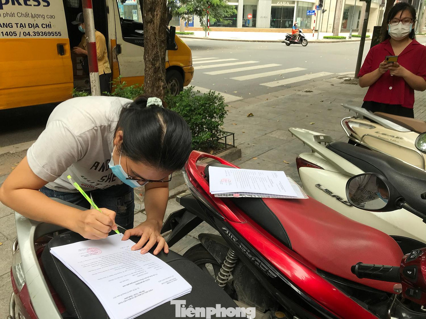 Nhiều người cho biết, phải chạy đi chạy lại vài lần mới đủ thủ tục cần thiết để xác nhận Giấy đi đường Nhiều người cho biết, phải chạy đi chạy lại vài lần mới đủ thủ tục cần thiết để xác nhận Giấy đi đường