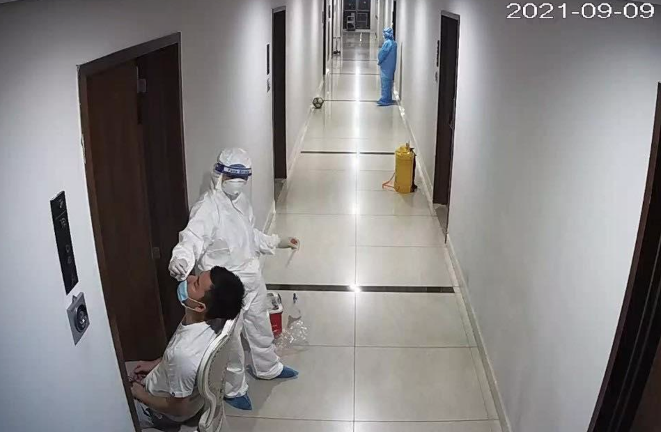 Nhân viên y tế lẫy mẫu xét nghiệm tại nhà bên trong chung cư 69 Vũ Trọng Phụng. Ảnh: CTV Nhân viên y tế lẫy mẫu xét nghiệm tại nhà bên trong chung cư 69 Vũ Trọng Phụng. Ảnh: CTV