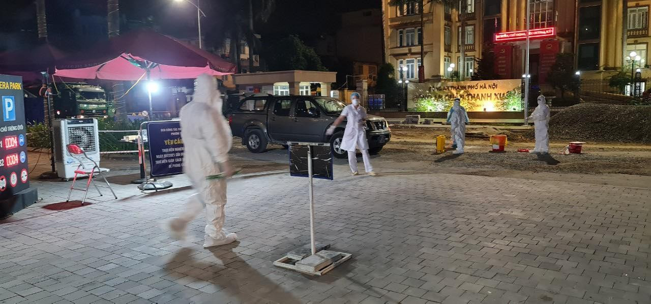 Lực lượng y tế có mặt tại toà nhà 69 Vũ Trọng Phụng tối 9/9. Ảnh: CTV Lực lượng y tế có mặt tại toà nhà 69 Vũ Trọng Phụng tối 9/9. Ảnh: CTV