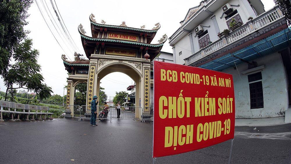 Sau khi phát hiện các ca mắc COVID-19, thôn Kênh Đào (An Mỹ, Mỹ Đức, Hà Nội) được khoanh vùng, thiết lập khu vực cách ly y tế để phòng chống dịch COVID-19. Loa truyền thanh của xã thỉnh thoảng lại đọc tên những ca mắc, yêu cầu những người tiếp xúc gần khai báo để được xét nghiệm, cách ly. Ảnh: Hoàng Mạnh Thắng