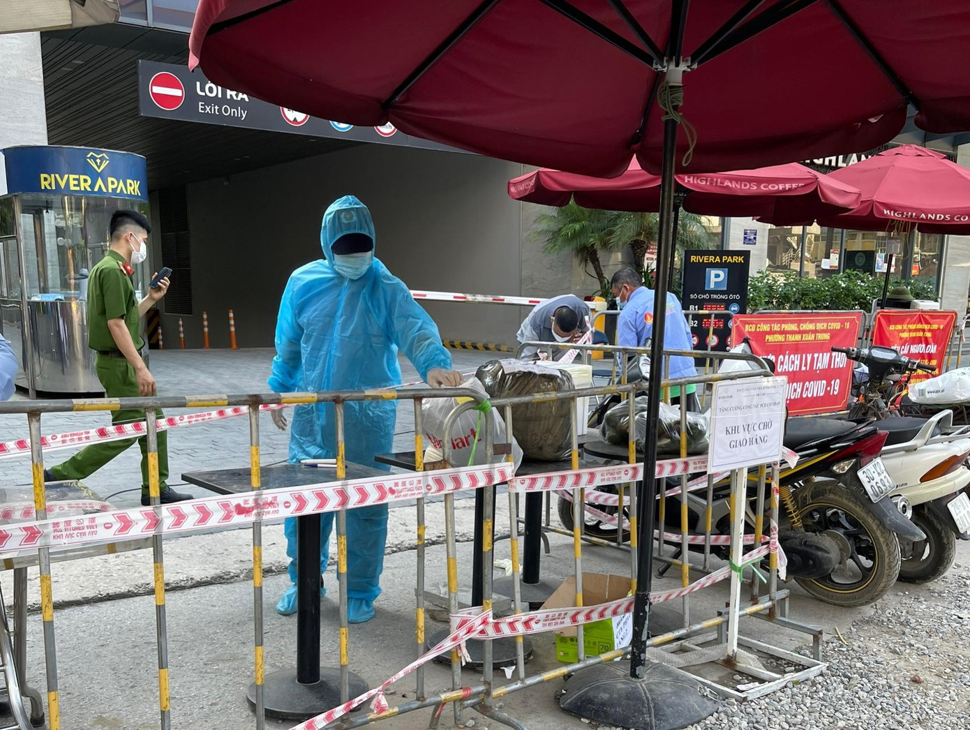 Đến chiều 10/9, theo thông báo của Sở Y tế Hà Nội, 3 trường hợp gồm chồng, hai con của bệnh nhân kể trên cũng đã có kết quả dương tính SARS-CoV-2. Ảnh: Như Ý Đến chiều 10/9, theo thông báo của Sở Y tế Hà Nội, 3 trường hợp gồm chồng, hai con của bệnh nhân kể trên cũng đã có kết quả dương tính SARS-CoV-2. Ảnh: Như Ý