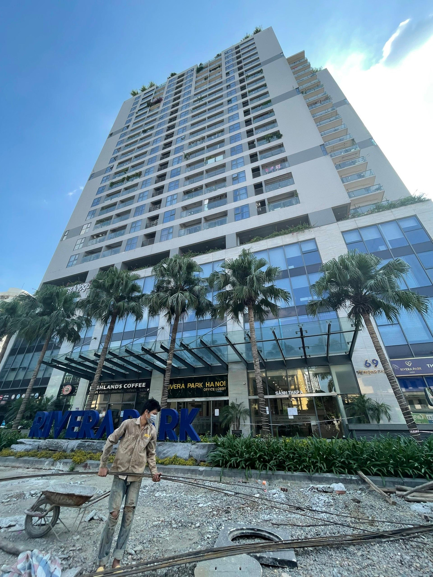 Theo cư dân trong toà nhà, ngay sau khi phát hiện ca mắc, phía đơn vị quản lý toà nhà đã rà soát, cho thấy trường hợp mắc COVID-19 buôn bán hàng trên xóm chợ cư dân. Trong hơn 1 tuần qua, người này giao hơn 100 đơn hàng trong chung cư, tiềm ẩn nguy cơ lây lan dịch bệnh. Trước đó, ngay từ tối 9/9, lực lượng chức năng đã tiến hành xét nghiệm cho những người liên quan trong toà nhà. Ảnh: Như Ý Theo cư dân trong toà nhà, ngay sau khi phát hiện ca mắc, phía đơn vị quản lý toà nhà đã rà soát, cho thấy trường hợp mắc COVID-19 buôn bán hàng trên xóm chợ cư dân. Trong hơn 1 tuần qua, người này giao hơn 100 đơn hàng trong chung cư, tiềm ẩn nguy cơ lây lan dịch bệnh. Trước đó, ngay từ tối 9/9, lực lượng chức năng đã tiến hành xét nghiệm cho những người liên quan trong toà nhà. Ảnh: Như Ý