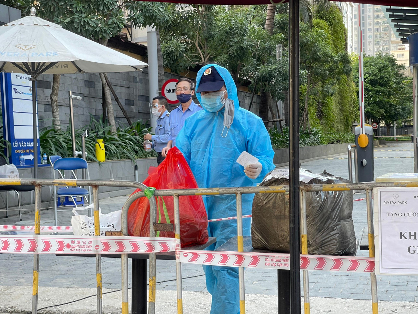 Các món hàng được đánh dấu, ghi số điện thoại, chờ người dân xuống lấy để phòng, chống dịch bệnh. Ảnh: Như Ý Các món hàng được đánh dấu, ghi số điện thoại, chờ người dân xuống lấy để phòng, chống dịch bệnh. Ảnh: Như Ý