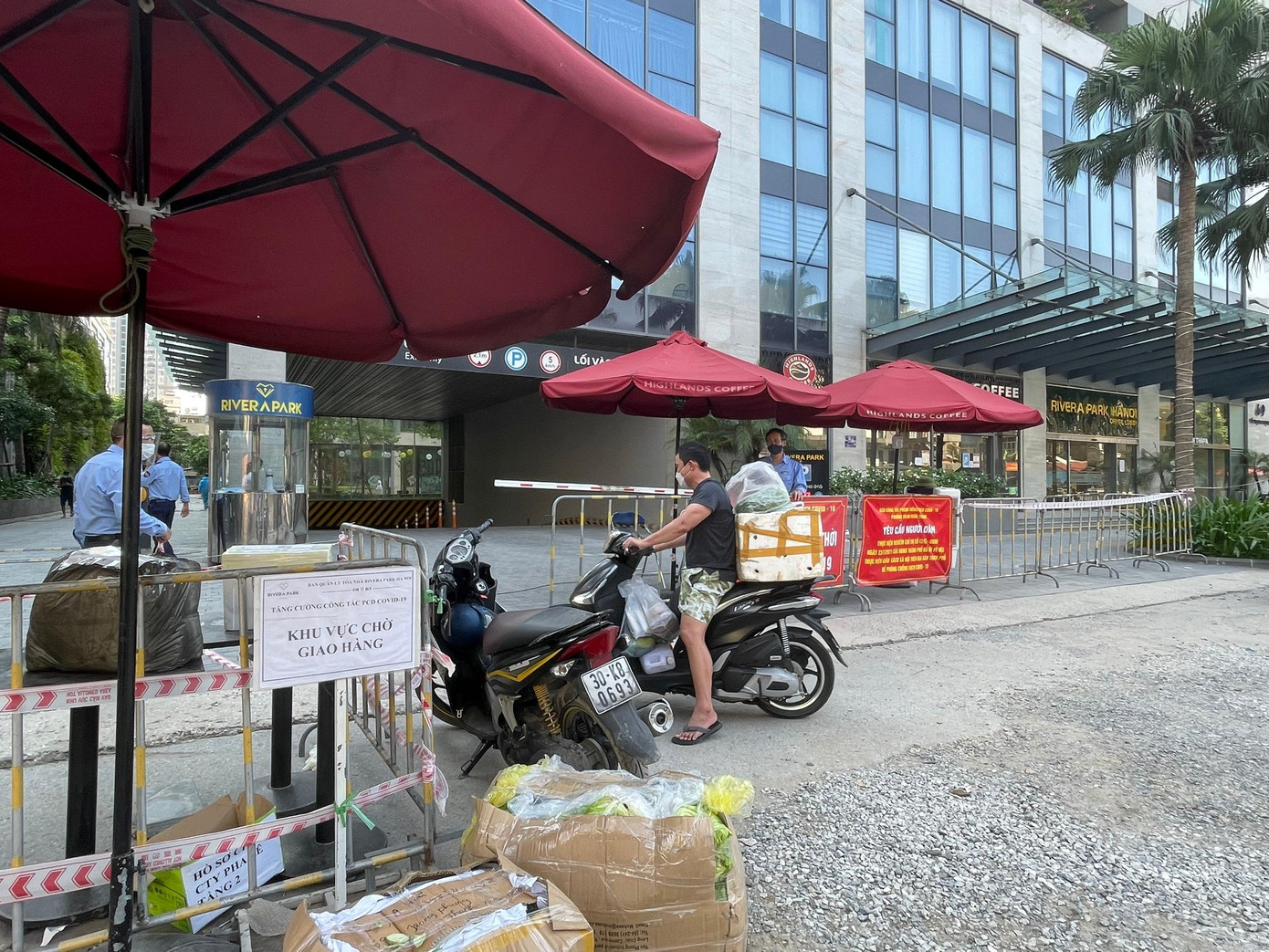 Chiều 10/9, nhiều người mang hàng hoá đến gửi cho người thân sinh sống bên trong toà nhà. Ảnh: Như Ý Chiều 10/9, nhiều người mang hàng hoá đến gửi cho người thân sinh sống bên trong toà nhà. Ảnh: Như Ý