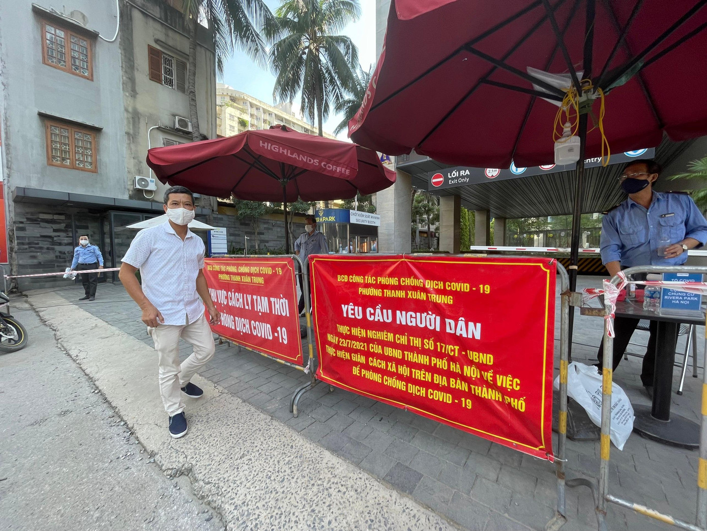 Lực lượng chức năng tiến hành phong toả, cách ly tạm thời cả toà nhà để rà soát các trường hợp liên quan. Ảnh: Như Ý Lực lượng chức năng tiến hành phong toả, cách ly tạm thời cả toà nhà để rà soát các trường hợp liên quan. Ảnh: Như Ý