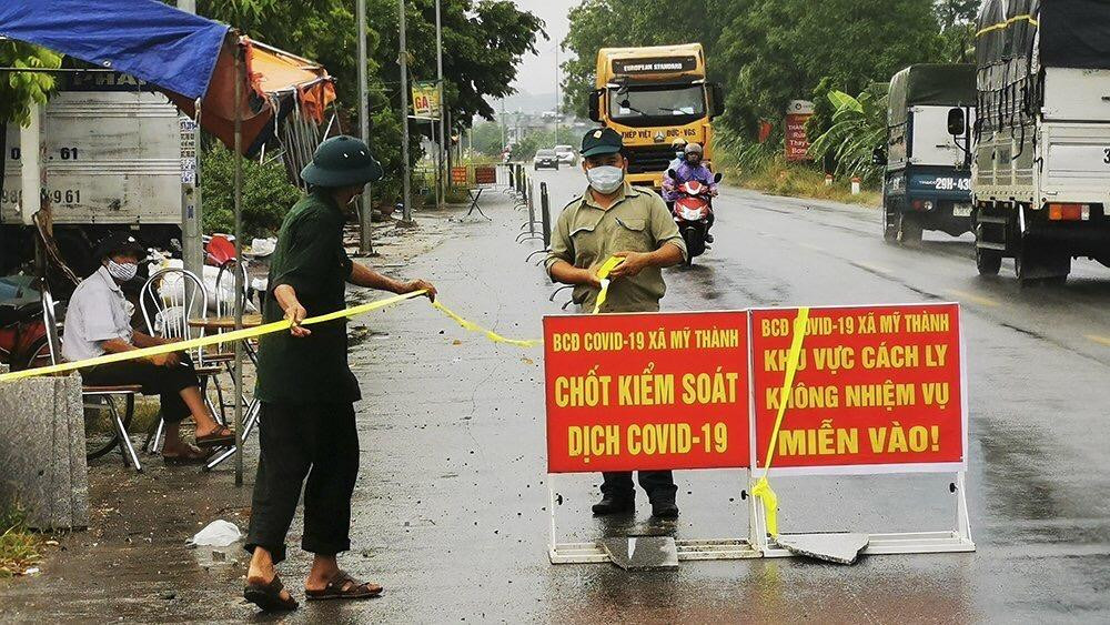 Ngay bên cạnh, xã Mỹ Thành cũng ghi nhận ca mắc COVID-19. Lực lượng chức năng đã căng dây phong toả khu vực ghi nhận ca mắc từ chiều 7/7. Ảnh: Hoàng Mạnh Thắng