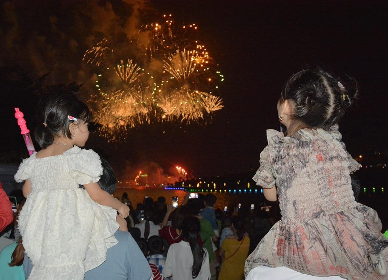 Chương trình bắn pháo hoa thu hút rất đông người dân và du khách đến xem
