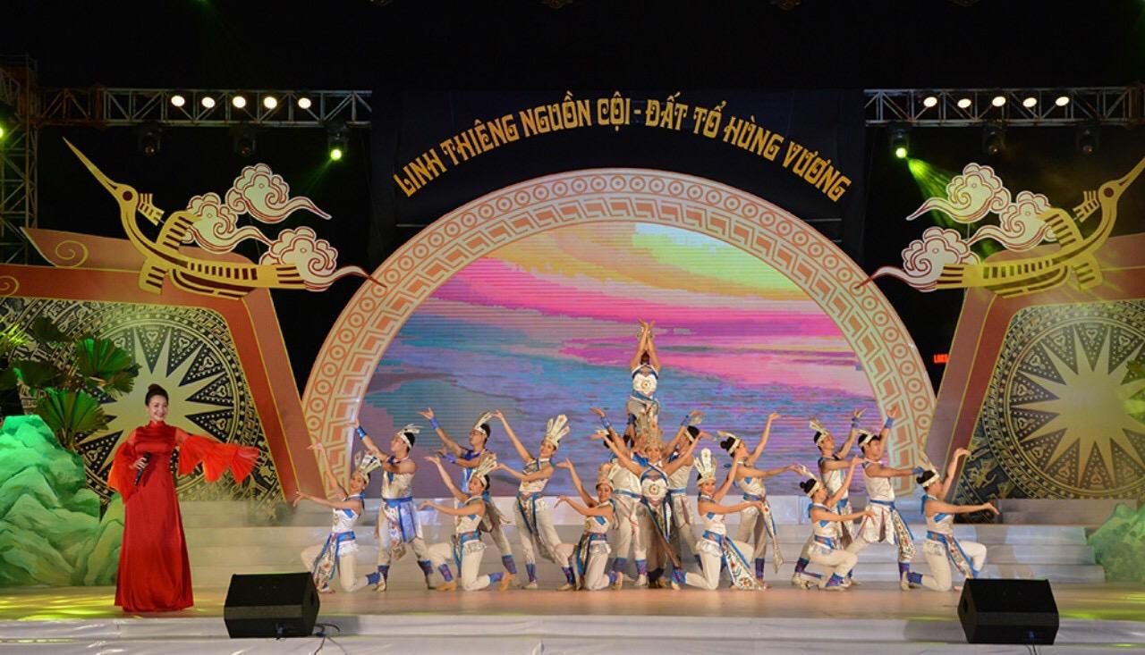 Chương trình nghệ thuật Linh thiêng Đất Tổ Hùng Vương diễn ra tối 20/4 tại Sân khấu Hồ Công viên Văn Lang - thành phố Việt Trì, tỉnh Phú Thọ dịp Giỗ tổ Hùng Vương, Lễ hội Đền Hùng 2021