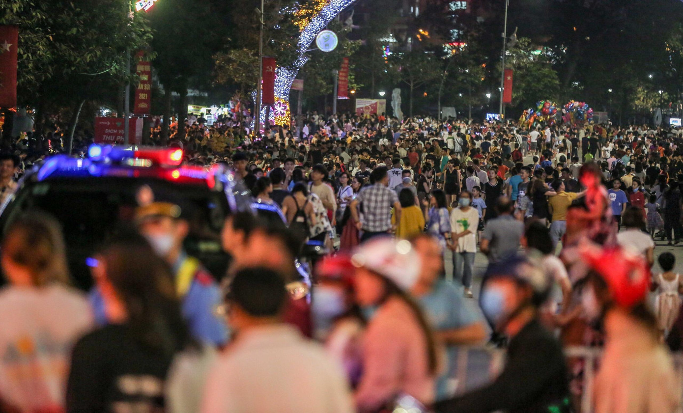 Xung quanh khu vực bắn pháo hoa đông nghịt người