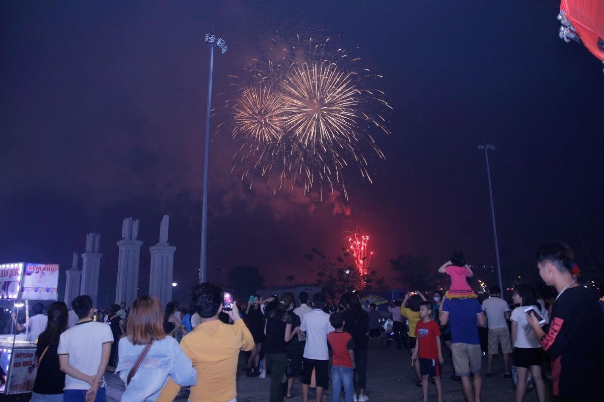 Theo nhiều người dân địa phương, đây là lần đầu tiên tỉnh tổ chức bắn pháo hoa dịp Giỗ Tổ Hùng Vương và Lễ hội Đền Hùng