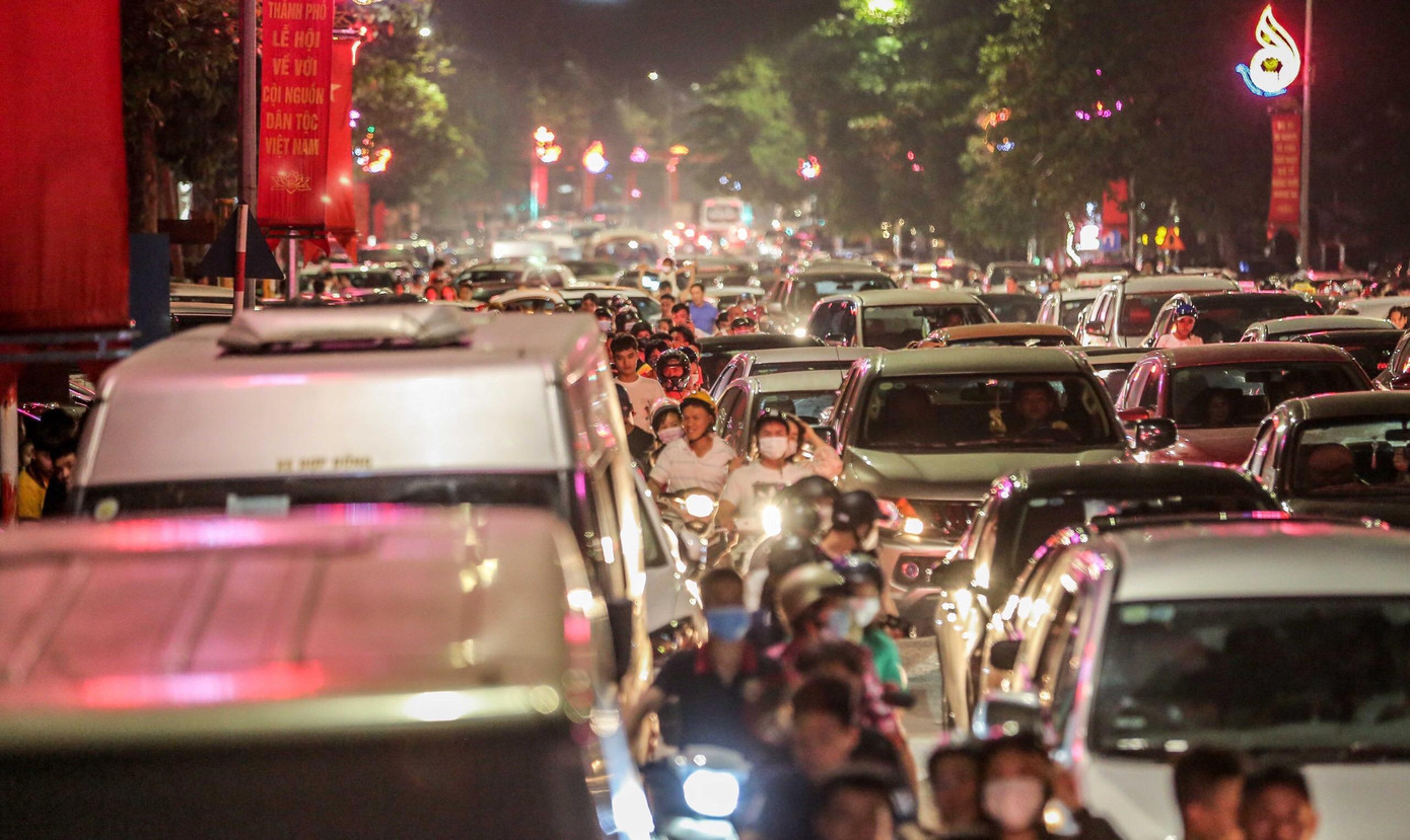 Sau chương trình bắn pháo hoa, nhiều tuyến đường ở thành phố Việt Trì bị ùn tắc, nhiều người phải mất hàng giờ đồng hồ di chuyển mới về được nhà