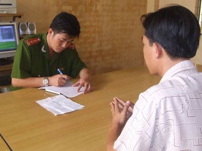 Điều tra viên tiếp nhận những lá thư tay của bà Trần Thúy Liễu gửi một người đàn ông tên là Nguyễn Văn Tâm. Ảnh: Thúy Hằng