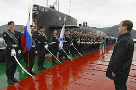 Tổng thống Nga duyệt đội danh dự của Hạm đội Thái Bình Dương tại căn cứ tàu ngầm.
