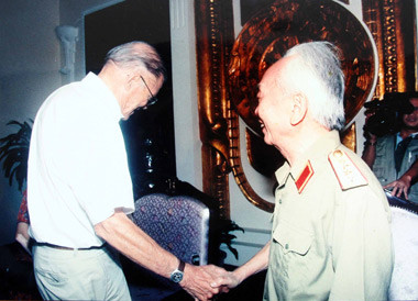 Đại tướng tiếp Cựu Bộ trưởng Bộ Quốc phòng Mỹ Mc Namara tại Nhà khách Chính phủ (1997). 