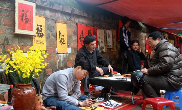 Không gian nơi dãy phố sáng hơn với sắc đỏ của giấy, đen của mực xạ và sắc vàng hoa