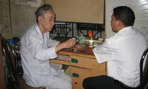 Ông Nguyễn Thư Hùng đang khám bệnh bằng năng lượng cảm xạ học. Ảnh: H.N.N. Ông Nguyễn Thư Hùng đang khám bệnh bằng năng lượng cảm xạ học. Ảnh: H.N.N