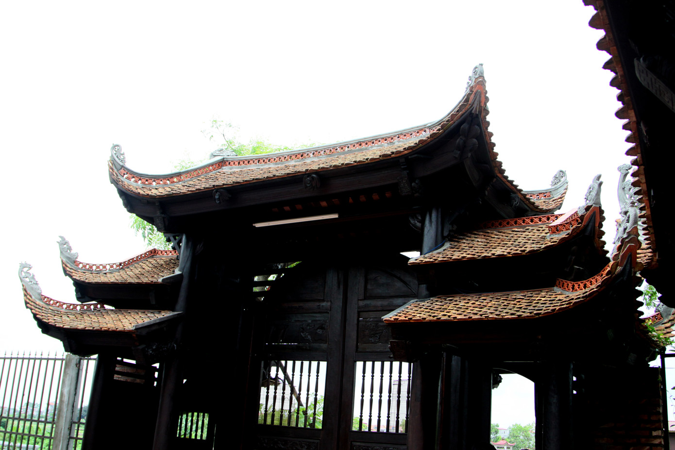 Một trong 3 chiếc cổng của khu nhà