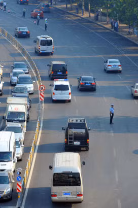 Trong đoàn xe này, có một chiếc xe chở ông Bạc Hy Lai tới phiên tòa vào lúc 7 giờ 10 phút sáng nay