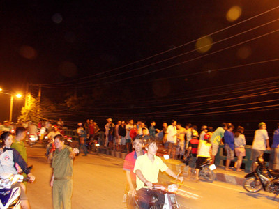 Hàng trăm người vây quanh hai thành cầu theo dõi