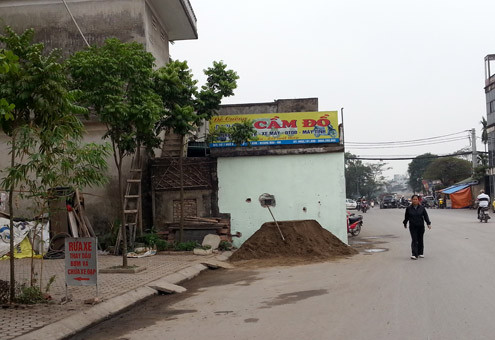 Nằm giữa phố Đại Từ và Đại Kim (Hoàng Mai, Hà Nội), là dãy nhà nằm bịt kín vỉa hè và tràn cả xuống lòng đường