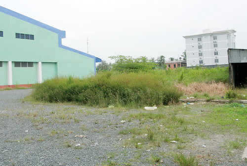  Nguồn tin riêng của VnExpress.net cho biết, ông Khuân đã giao con gái quản lý lò bánh mì dành cho người ăn kiêng ở Califonia để sang Canada sinh sống. Liên quan đến nợ nần của Công ty Phương Nam, Ngân hàng Phát triển chi nhánh Sóc Trăng có nguyên Giám đốc, Phó giám đốc cùng 3 cán bộ bị bắt về hành vi Vi phạm các quy định về cho vay trong tổ chức tín dụng. Ngân hàng Bưu điện Liên Việt (Sở Giao dịch Hậu Giang), Ngân hàng An Bình chi nhánh Bạc Liêu, Sacombank và Vietcombank chi nhánh Sóc Trăng có đến 13 cán bộ cấp Giám đốc, Phó giám đốc, Trưởng phòng và nhân viên tín dụng bị khởi tố, điều tra