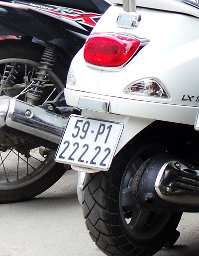 Xe Vespa màu trắng cũng mang biển 