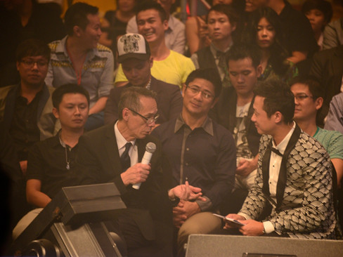 Ông Christian Paris trả lời phỏng vấn của MC Anh Tuấn trong đêm chung kết