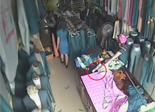 Sau khi trộm ví, Mỹ còn cuỗm luôn chiếc điện thoại trước khi biến mất (ảnh cắt từ clip)