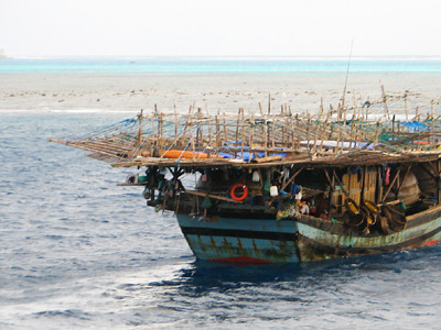 Tàu của ngư dân câu mực cạnh đảo Đá Lớn, huyện Trường Sa, Khánh Hòa. Tàu của ngư dân câu mực cạnh đảo Đá Lớn, huyện Trường Sa, Khánh Hòa