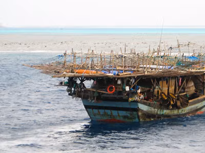 Tàu của ngư dân câu mực cạnh đảo Đá Lớn, huyện Trường Sa, Khánh Hòa