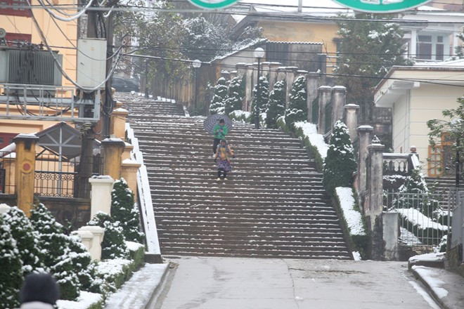 Bậc thang của một cơ quan được phủ tuyết trắng. Bậc thang của một cơ quan được phủ tuyết trắng. Bài viết: http://news.zing.vn/Khach-du-lich-do-xo-len-Sa-Pa-trong-tuyet-trang-post377656.html#home_featured.noibat Nguồn Zing News