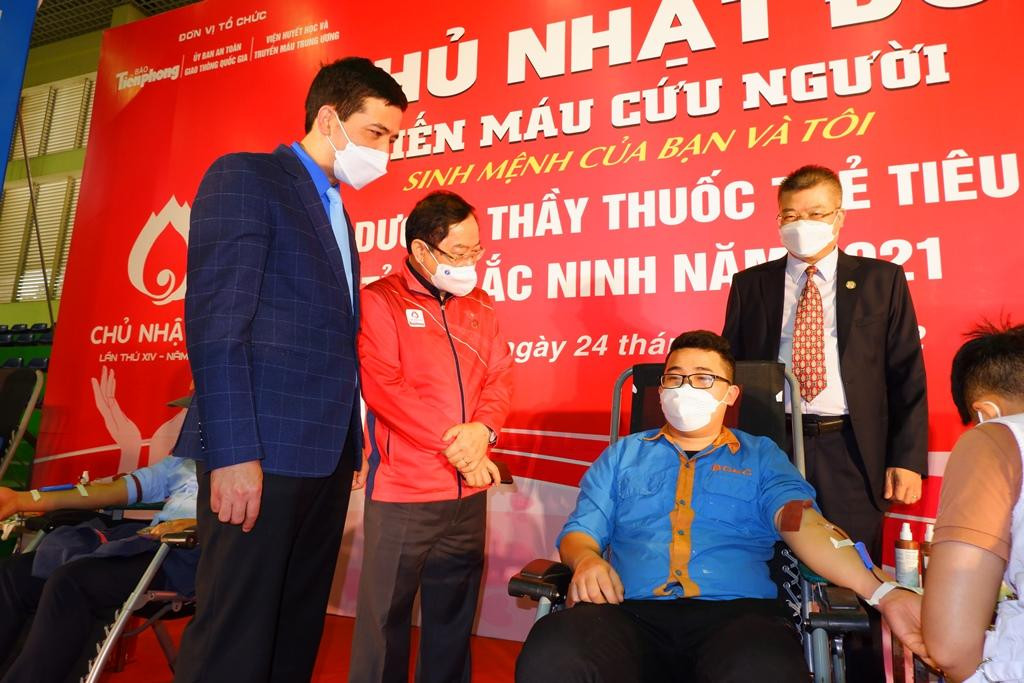 Trong ảnh, nhà giáo ưu tú, tiến sỹ Nguyễn Quốc Huy, Bí thư Đảng uỷ, Hiệu trưởng, Chủ tịch Hội đồng trường Trường Cao đẳng Cơ điện và xây dựng Bắc Ninh (đứng đằng sau); nhà báo Lê Xuân Sơn và Bí thư Tỉnh đoàn Bắc Ninh Nguyễn Đức Sâm động viên em Nguyễn Duy Kiên, sinh viên năm thứ 2 của nhà trường. Vừa qua, Kiên đạt giải nhất tay nghề xây dựng toàn quốc.