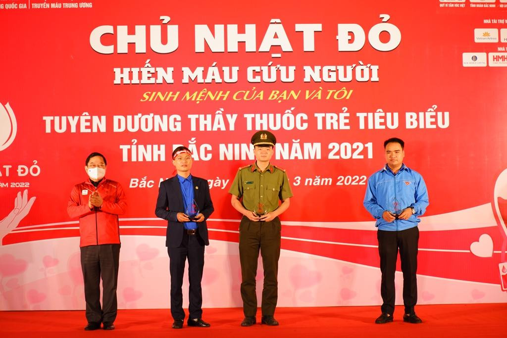 Trong khuôn khổ chương trình, Ban tổ chức đã tổ chức tuyên dương các tổ chức, cá nhân có thành tích đặc biệt trong công tác hiến máu tình nguyện tại Bắc Ninh.