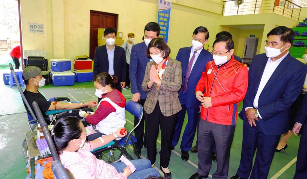 Tổng Biên tập báo Tiền Phong cảm ơn sự quan tâm, trực tiếp tham gia chương trình của lãnh đạo tỉnh Bắc Ninh, lãnh đạo nhiều sở ngành của tỉnh. Trong ảnh, bà Nguyễn Hương Giang cùng các đại biểu động viên, cảm ơn tình nguyện viên tham gia hiến máu.
