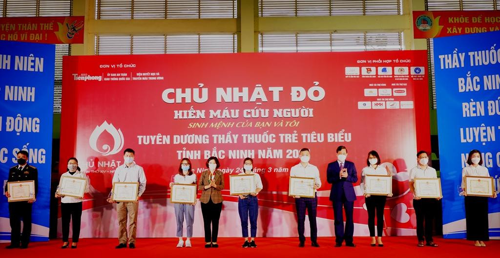 Chương trình tuyên dương các thầy thuốc trẻ tiêu biểu của tỉnh Bắc Ninh năm 2021. Đây là những thầy thuốc trẻ có nhiều cống hiến cho cộng đồng, đặc biệt là công tác phòng chống COVID-19 tại Bắc Ninh thời gian qua.