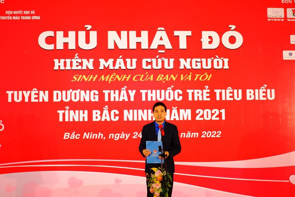 Phát biểu tại chương trình, anh Nguyễn Đức Sâm, Bí thư Tỉnh đoàn Bắc Ninh cho hay, dù nhiều chương trình hiến máu tình nguyện liên tục được tổ chức nhưng lượng máu vẫn không đủ để đáp ứng nhu cầu. Đặc biệt, hiện nay, do ảnh hưởng của COVID-19 nên công tác vận động hiến máu trở nên khó khăn. &quot;Việc tổ chức được chương trình Chủ nhật Đỏ sẽ bổ sung được lượng máu dự trữ thiếu hụt, kịp thời giúp đỡ các bệnh nhân cần máu, đồng thời khơi dậy tinh thần xung kích tình nguyện của tuổi trẻ&quot; - anh Sâm nói. Đến nay, Chủ nhật Đỏ được tổ chức 7 năm liên tiếp tại Bắc Ninh với hơn 10.000 tình nguyện viên tham gia và hơn 4.000 đơn vị máu thu được. Chủ nhật Đỏ năm 2021 thu hút hơn 1.600 tình nguyện viên tham gia, thu được 659 đơn vị máu.