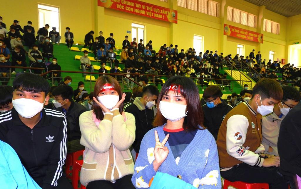 Nhiều sinh viên nữ vượt qua nỗi sợ kim tiêm, mất máu, nhiệt tình vui vẻ tham gia chương trình.