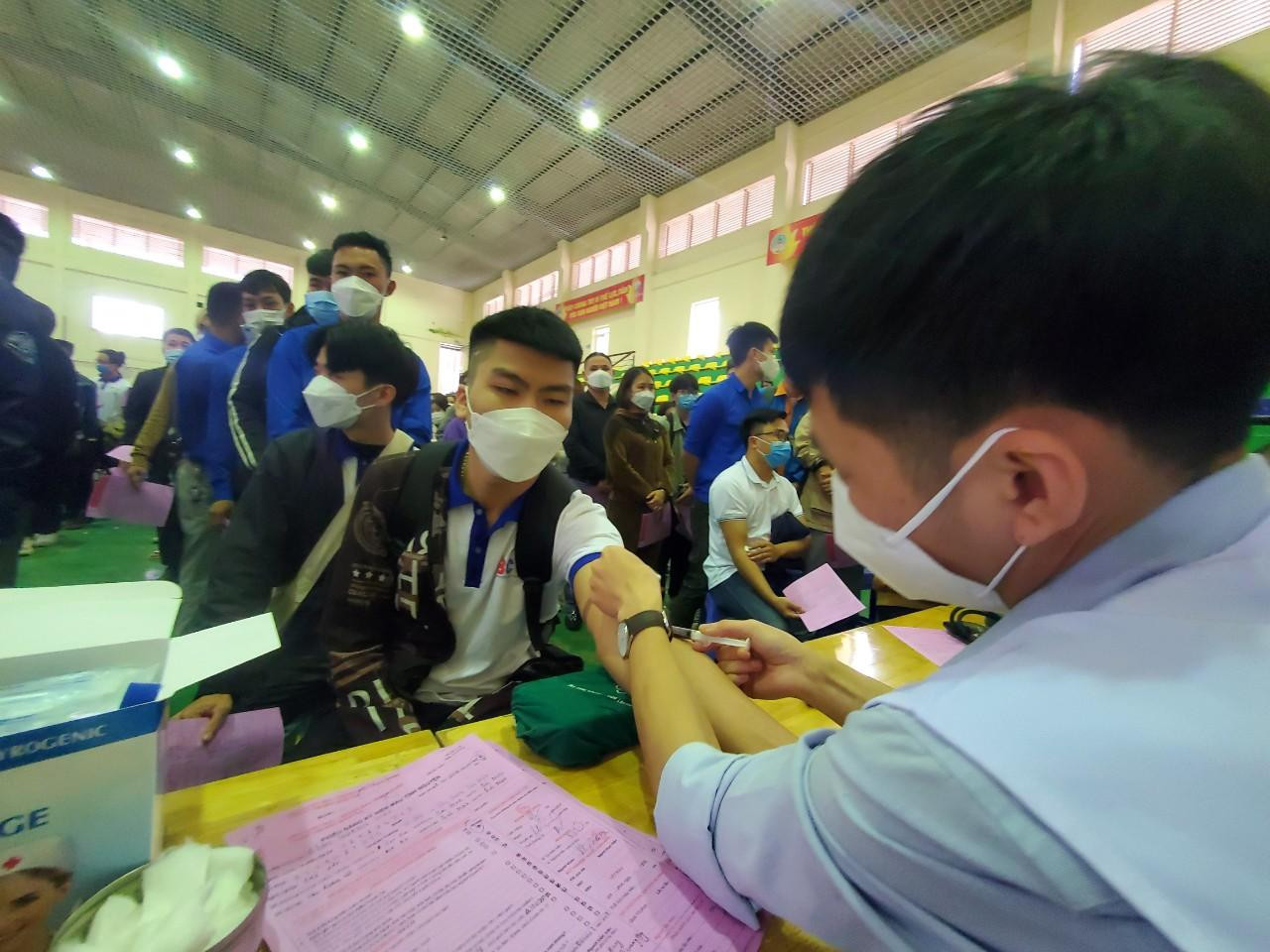 Do ảnh hưởng của dịch COVID-19, năm nay, Ban tổ chức tại Bắc Ninh khuyến cáo những trường hợp tình nguyện viên bị COVID-19, khỏi chưa quá 10 ngày không thực hiện hiến máu. Tuy số lượng người nhiễm COVID-19 tại Bắc Ninh đang tăng cao nhưng số người đăng ký hiến máu tại Chủ nhật Đỏ Bắc Ninh vẫn đạt 1.600 tình nguyện viên như năm 2021.