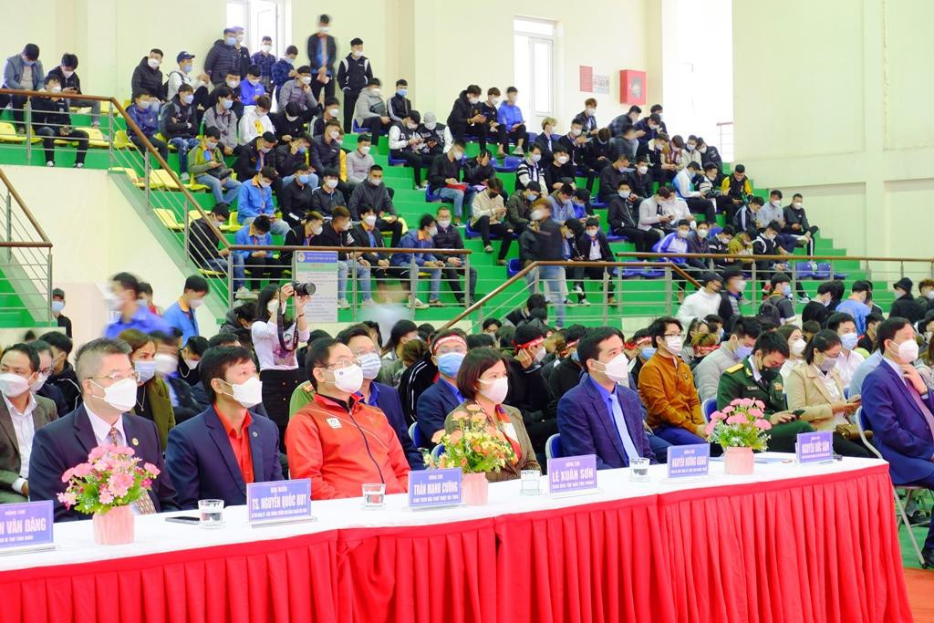 Tham dự chương trình có bà Nguyễn Hương Giang - Chủ tịch UBND tỉnh Bắc Ninh, ông Nguyễn Hạnh Chung - Phó Chủ tịch Hội đồng nhân dân tỉnh Bắc Ninh và nhiều lãnh đạo Sở, ngành của tỉnh Bắc Ninh. Báo Tiền Phong có sự tham dự của nhà báo Lê Xuân Sơn - Tổng Biên tập báo Tiền Phong, Trưởng Ban tổ chức Chủ nhật đỏ.