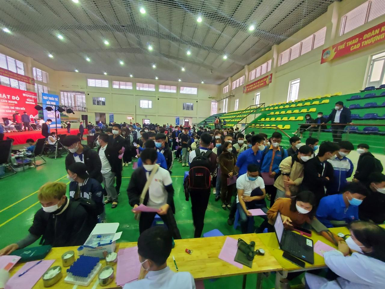 Có thời điểm, lượng tình nguyện viên hiến máu gần kín nhà thi đấu của Trường Cao đẳng Cơ điện và Xây dựng Bắc Ninh