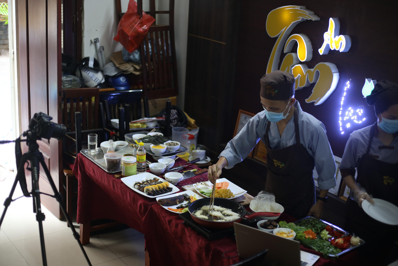 Vì giãn cách xã hội, các nhân viên trong nhà hàng trở thành một ekip tự sản xuất nội dung Vì giãn cách xã hội, các nhân viên trong nhà hàng trở thành một ekip tự sản xuất nội dung