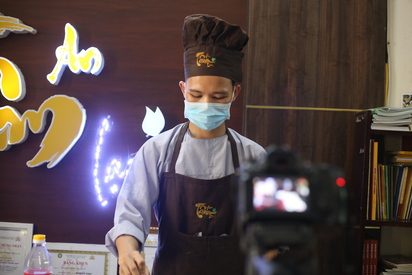 Nhà hàng Tâm An Lạc dạy nấu ăn trực tuyến trong mùa dịch Nhà hàng Tâm An Lạc dạy nấu ăn trực tuyến trong mùa dịch